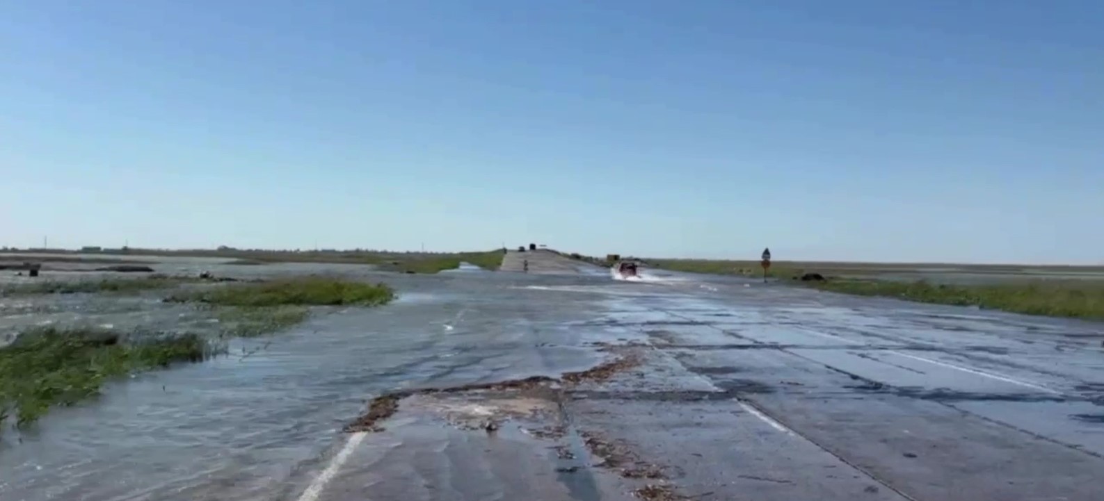 Дорогу на Арабатську стрілку в окупованій Херсонщині заливає водою