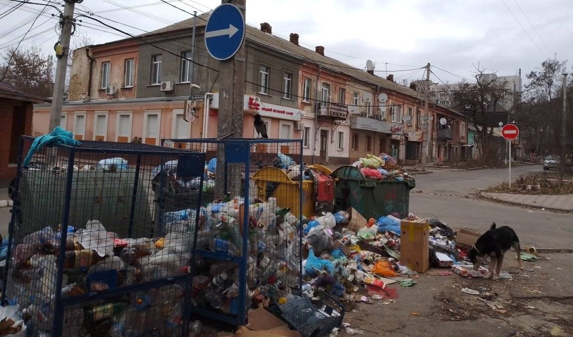 Побороти сміттєвий колапс у Херсоні влада намагається вже декілька місяців