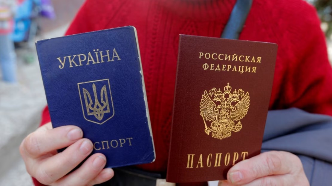 Окупанти відбирають у жителів Херсонщини українські документи та примушують отримувати російське громадянство