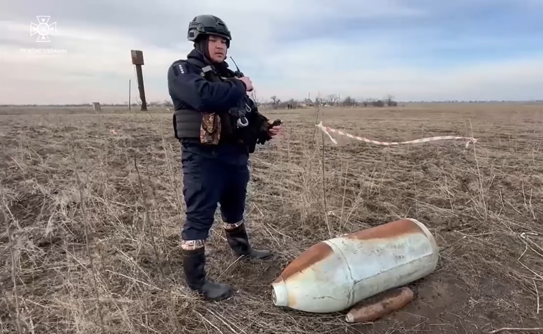 На території повністю знищеного села на Херсонщині сапери знайшли шість авіабомб (відео)