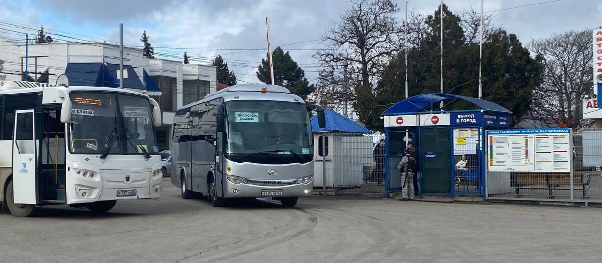 Між Кримом і Херсонщиною окупанти запустили автобуси, але охочих їздити мало