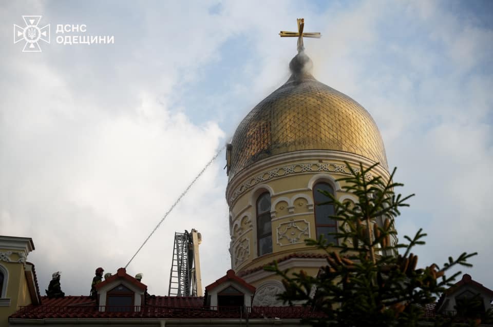 В Одесі до ліквідації пожежі в храмі залучили пів сотні вогнеборців (фото)