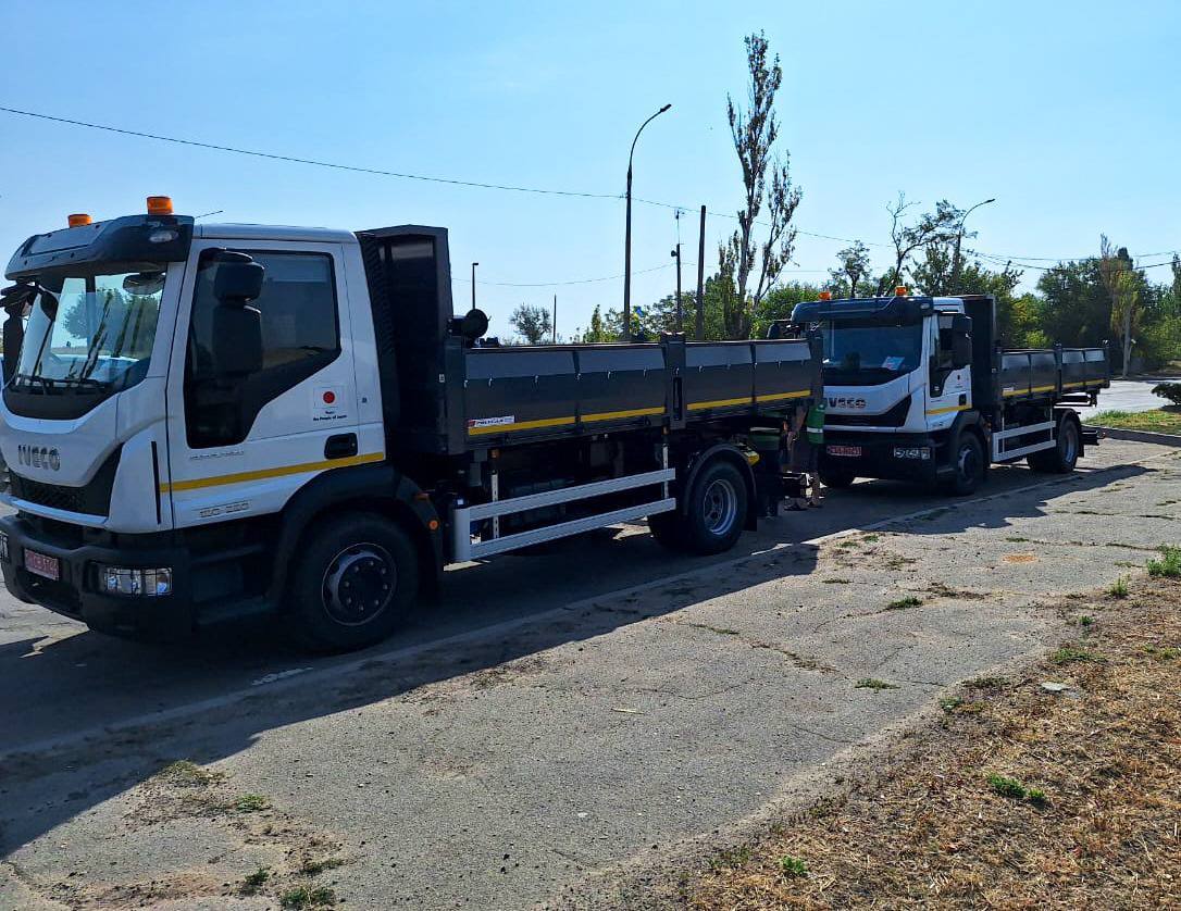 Херсонські комунальники отримали нові вантажівки від Японії 