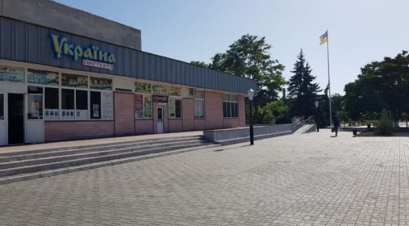 Окупанти анонсували відкриття «нового» кінотеатру в Генічеську, обладнання для якого вони вкрали в Новій Каховці