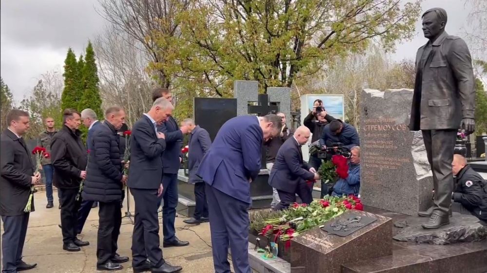 Кремлівські маріонетки схилили голови перед пам’ятником Стремоусову – ще б на коліна стали!