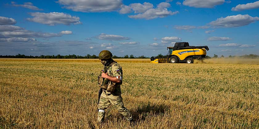 Як російські «офіцери» очолили пограбування півдня України