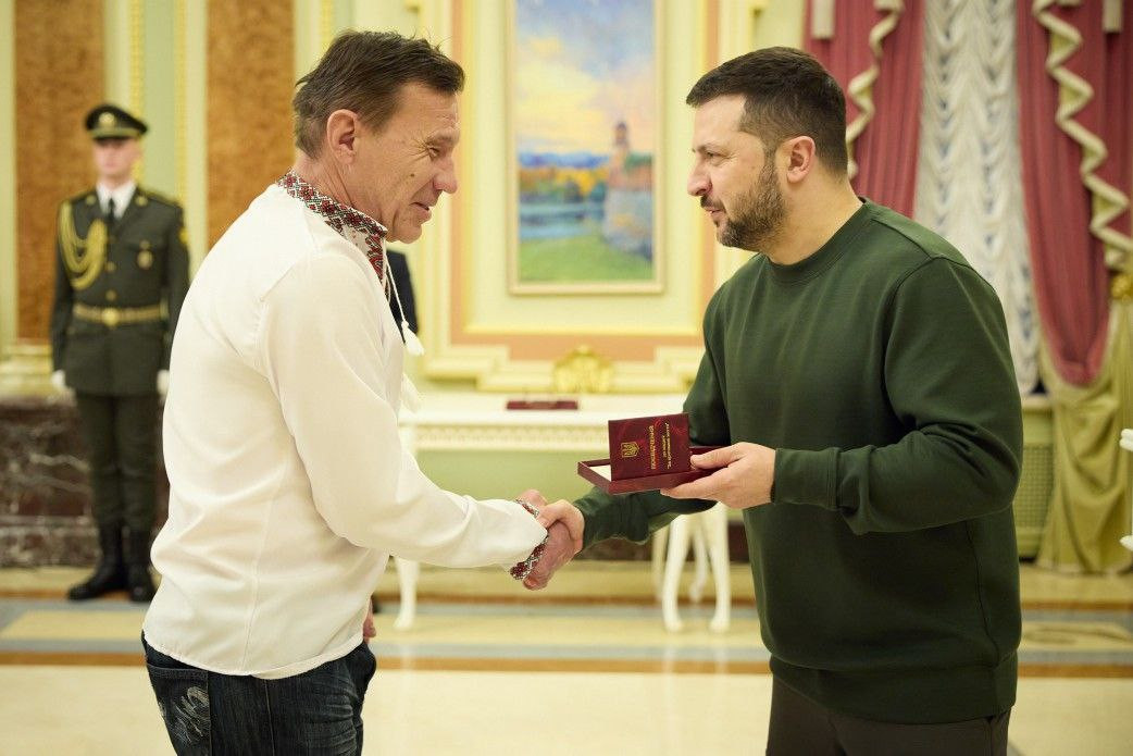Зеленський нагородив одеського сантехніка, який врятував дітей