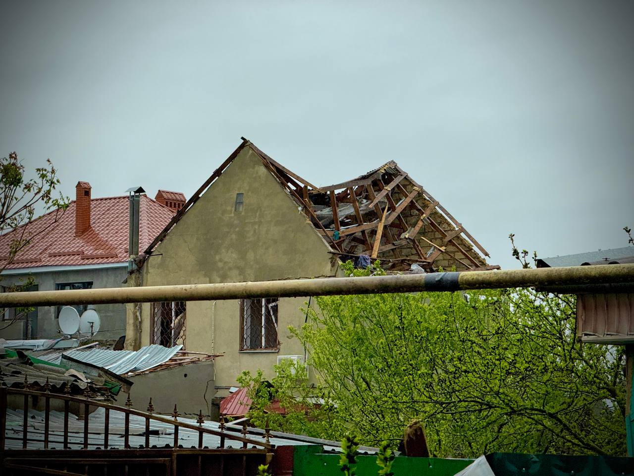 Ракетний удар по Одесі: пошкоджено близько 30 будинків, поранення отримали 8 містян, серед яких двоє маленьких дітей