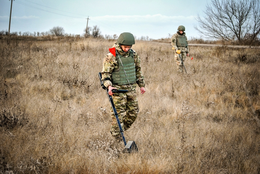 Нацгвардійці на Херсонщині розмінували 84 кілометри ліній електромереж