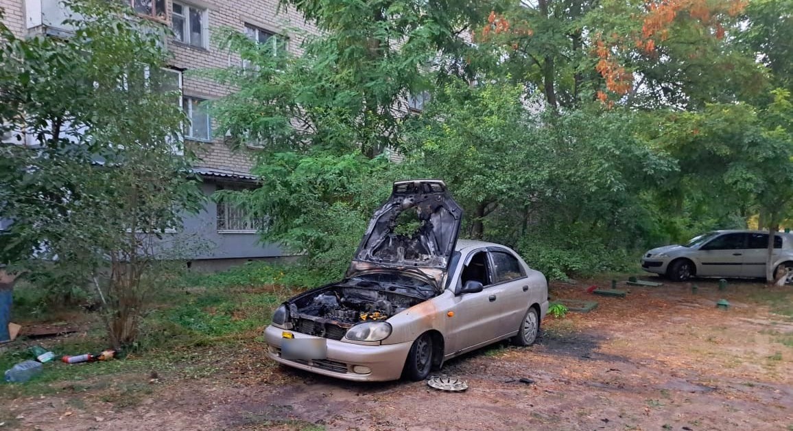 Поліція: під час обстрілів Херсонщини окупанти пошкодили 13 одиниць транспорту та 24 будівлі (фото)