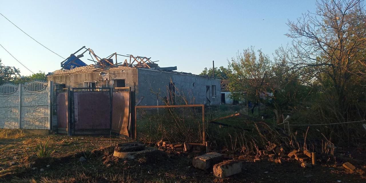 У будинках зруйновані дахи, стіни, вибиті вікна: окупанти з авіації вдарили по селу на Херсонщині (фото)