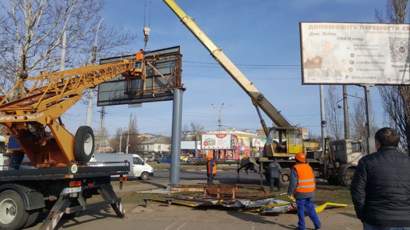 У Миколаєві демонтують білборди та роблять з них протитанкові їжаки