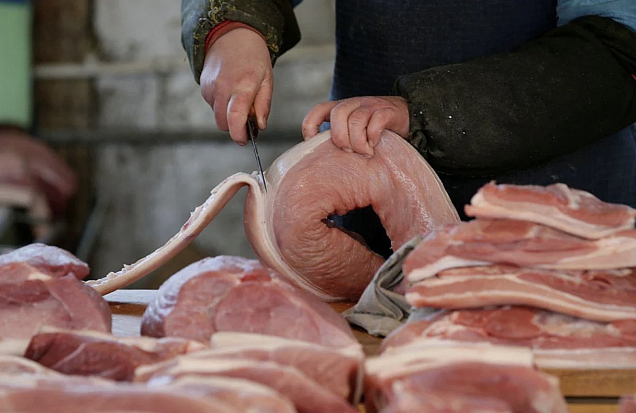 Домашнє м'ясо дешевше поганої ковбаси: як окупанти знецінюють працю селян лівобережної Херсонщини