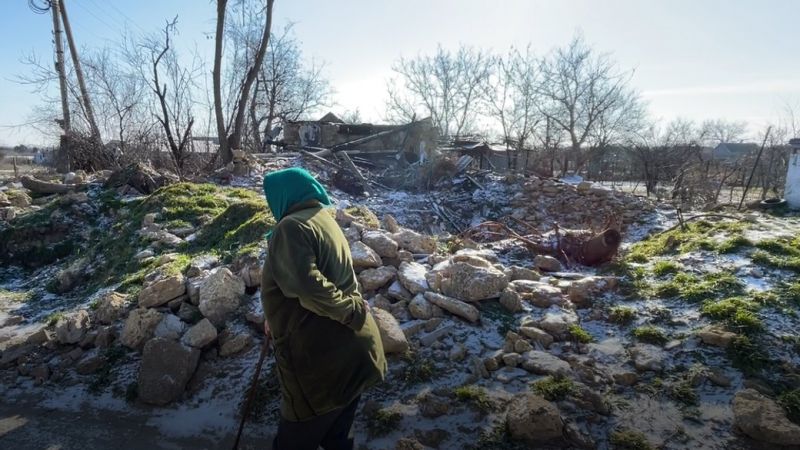 Під постійними обстрілами, без світла й води: як живуть люди в селі Садове