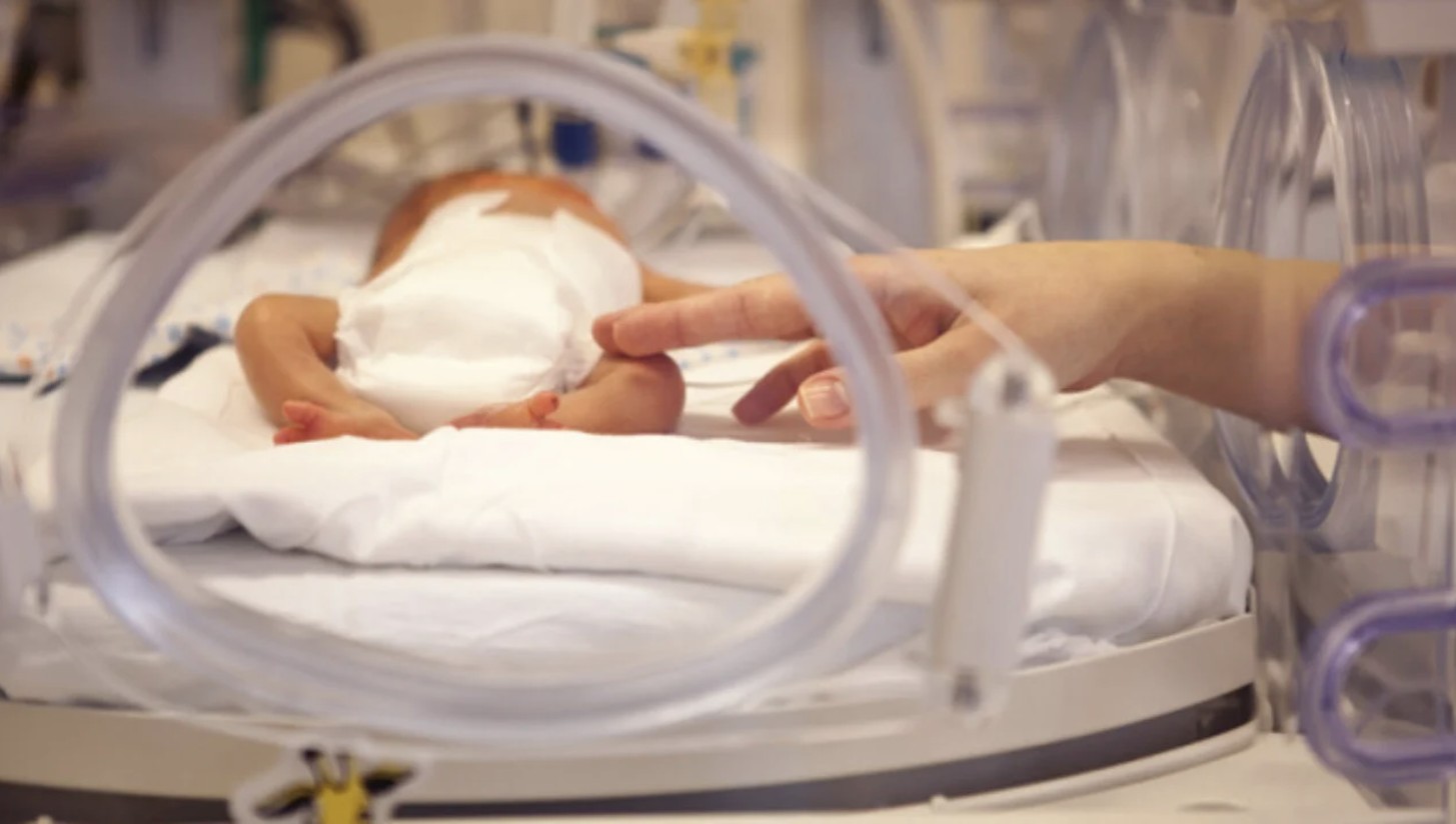 Дитяча лікарня Херсонщини отримала сучасний інкубатор для новонароджених
