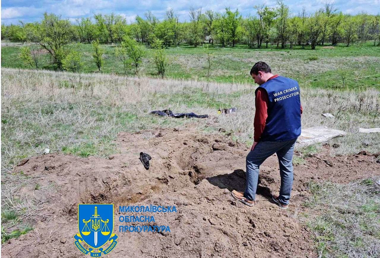 Рашисти розстріляли полонених цивільних у Новофонтанці Миколаївської області. Репортаж зі звільненого села