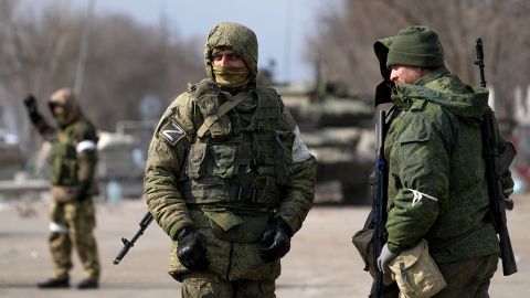 “Розуміють, що скоро ми туди прийдемо”. Кім розповів, що окупанти грабують у Херсоні торговельний центр, “як востаннє”, і вивозять до Криму