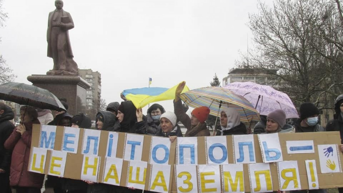 «Ми, 10 беззбройних жінок, стояли проти 20 окупантів з автоматами». Історія дівчини, яка прожила 70 днів в окупованому Мелітополі