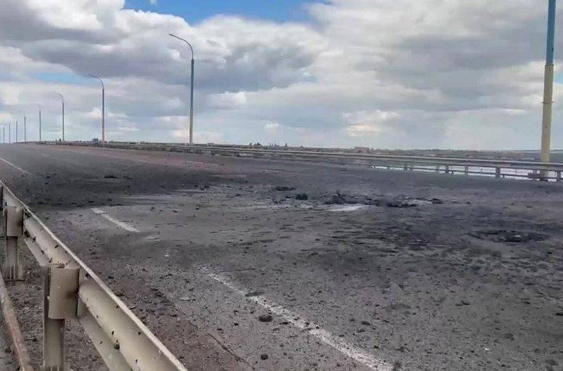 Для безпечного проїзду по Антонівському мосту окупанти прикриваються цивільними