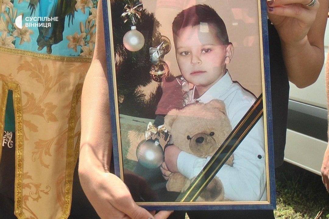 На Вінниччині попрощалися із загиблим від ракетного удару 8-річним Кирилом з Херсона