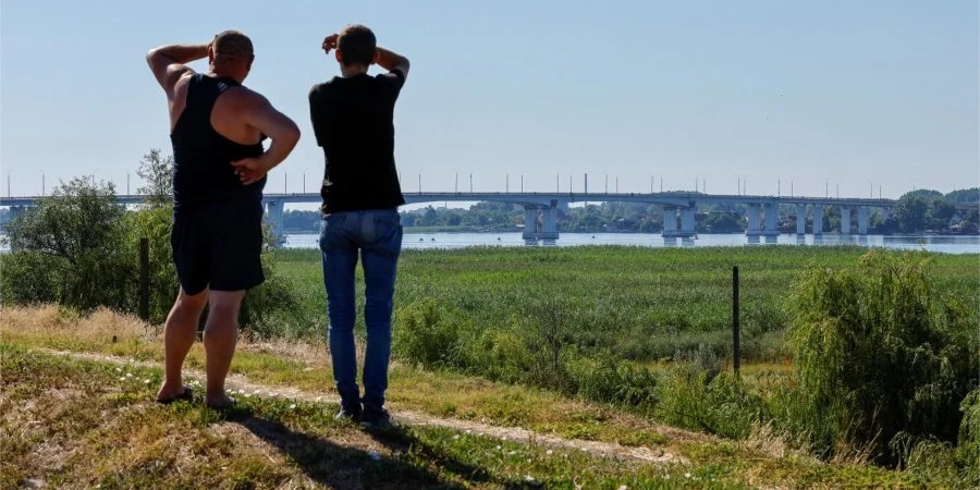 «Танк шубовсне у воду» – технічний експерт про латання дірок на Антонівському мості бетонними плитами