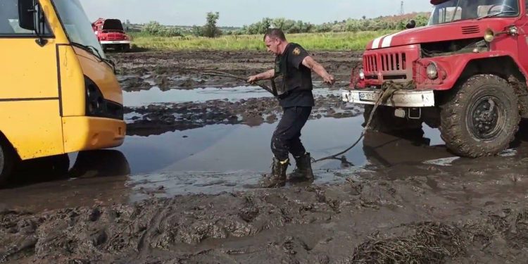 Під обстрілами та без зброї: запорізькі рятувальники цілодобово допомагають переселенцям на «Дорозі життя»