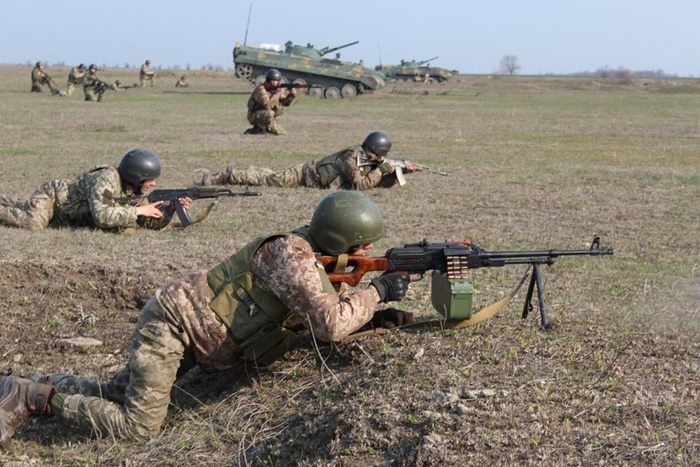 Колишні трактористи та електрики стають морськими піхотинцями – репортаж із навчання в степу під Миколаєвом