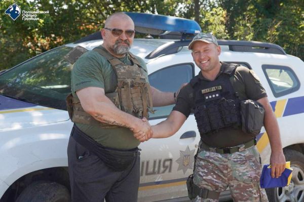 Поліцейський живе в підвалі свого зруйнованого будинку в селі на Миколаївщині й допомагає людям