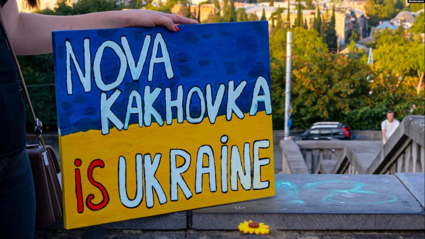 «Сирени гудуть по 3-4 години поспіль, там просто хаос». Що відбувається в Новій Каховці, яка потрапила в гарячу зону боїв