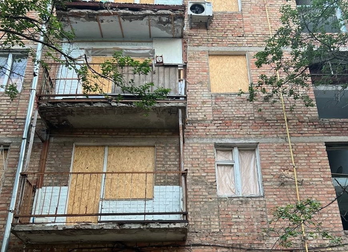У Миколаєві намагаються встигнути закрити всі вікна в пошкоджених будинках до початку опалювального сезону