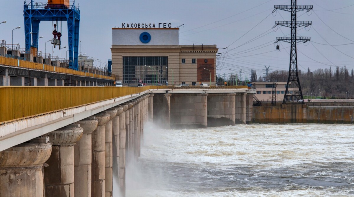 Погрози окупантів щодо Каховської ГЕС: наскільки реальною є загроза підриву дамби?
