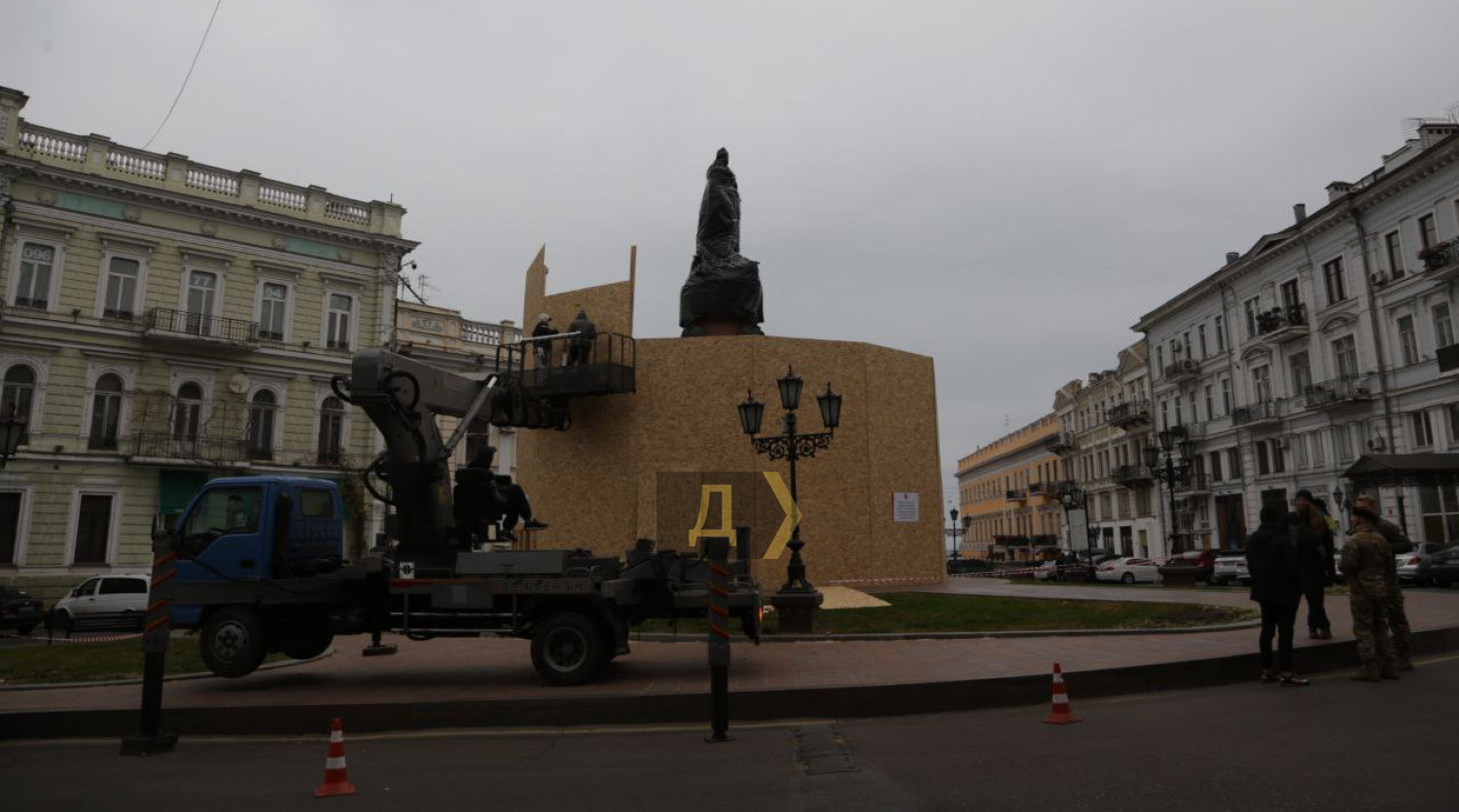 Чорний мішок і огорожа: в Одесі таки демонтують пам’ятник Катерині ІІ (фото)
