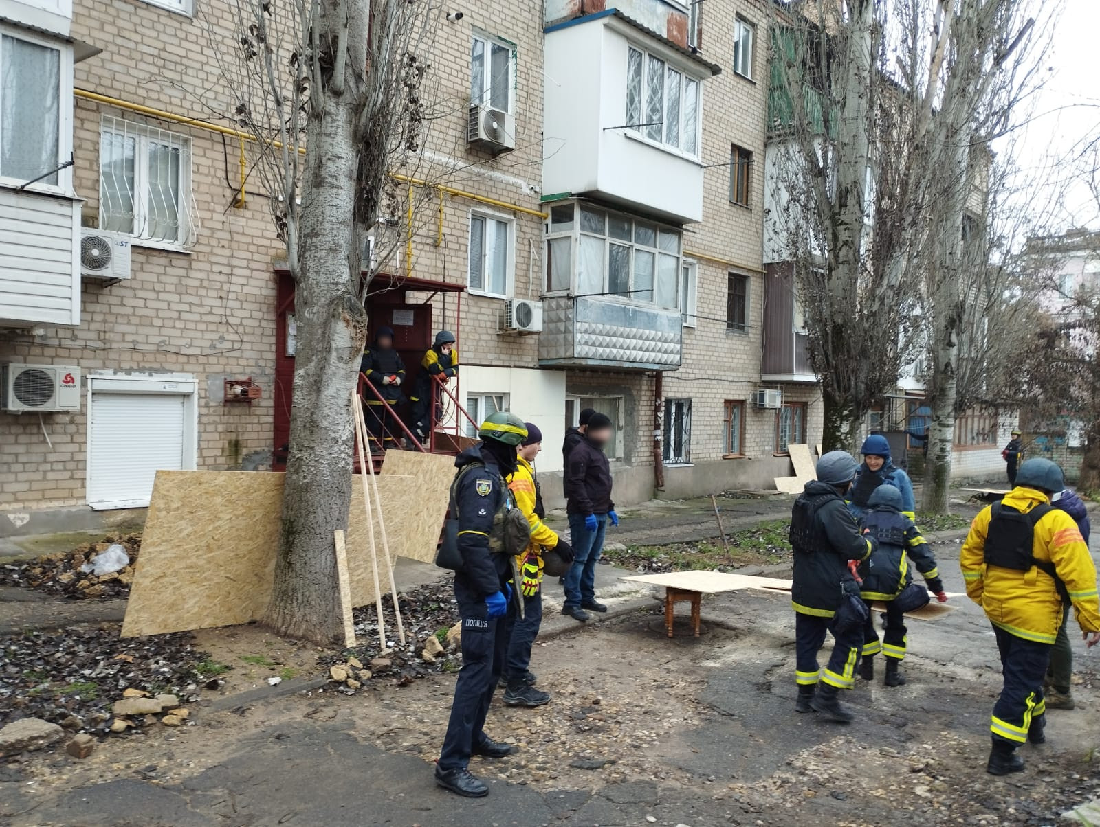 «Нам дуже не вистачає помічників»: Херсонська ОВА просить небайдужих приєднатися до порятунку пошкоджених осель