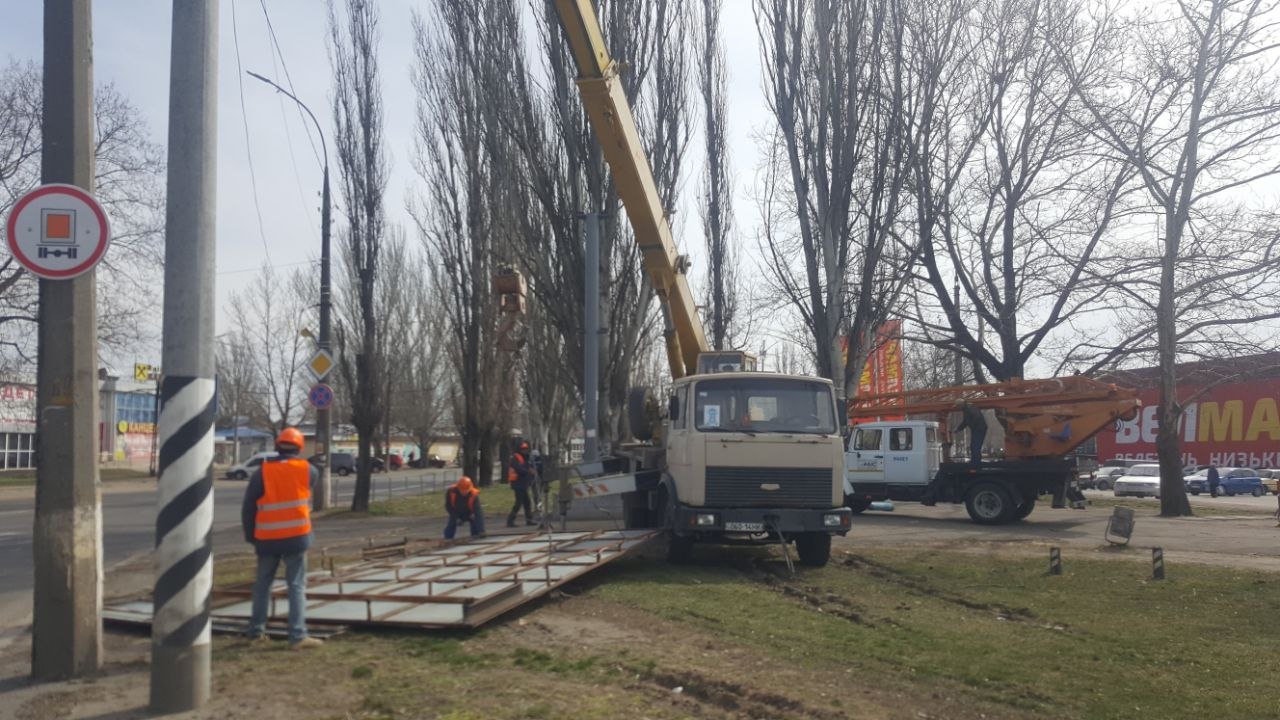 Гарний досвід для Херсона: за рік війни Миколаїв значно очистили від білбордів