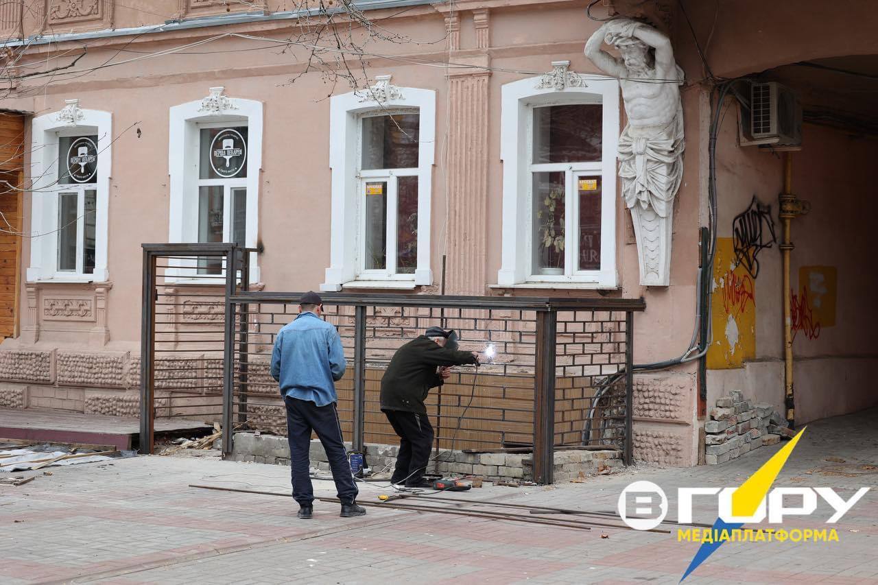 Будинок з атлантами у Херсоні намагались спаплюжити металоконструкцією