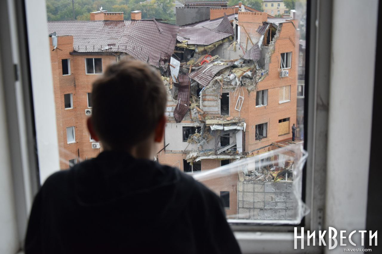 У Миколаєві починають відновлювати пошкоджені російськими ракетами багатоповерхівки