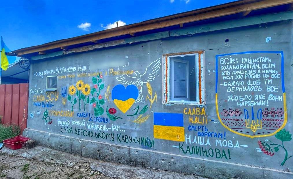12-річна жителька Херсонщини перетворила свій будинок на патріотичний арт-простір