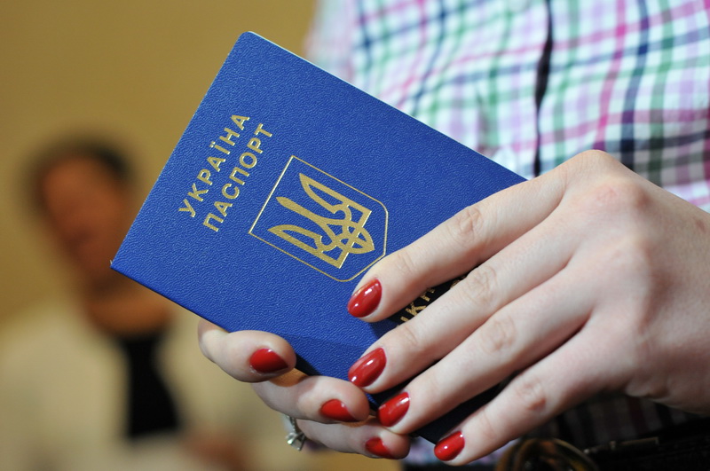 Мігранти у своєму домі: українцям на окупованій Херсонщині “дали термін” для отримання російських паспортів