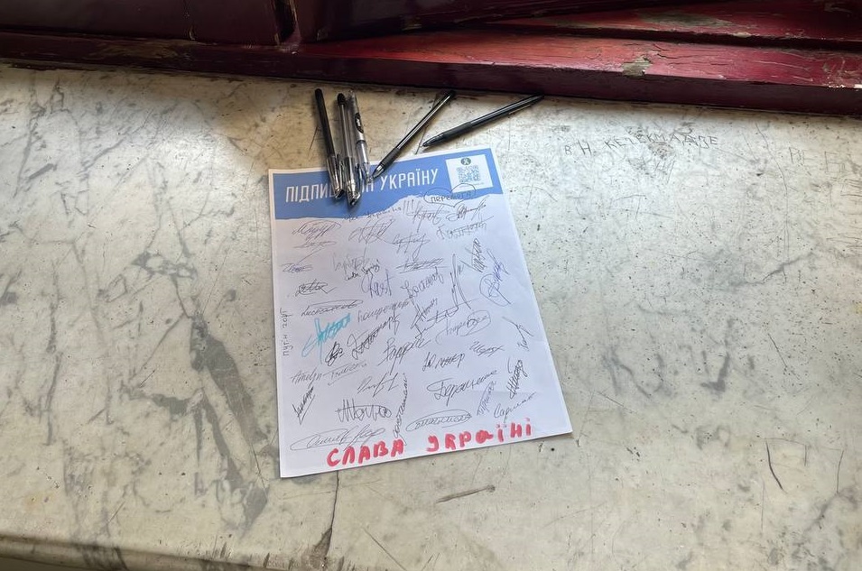 “Жовта стрічка”: жителі окупованого Скадовська збирають підписи за Україну (фотофакт)