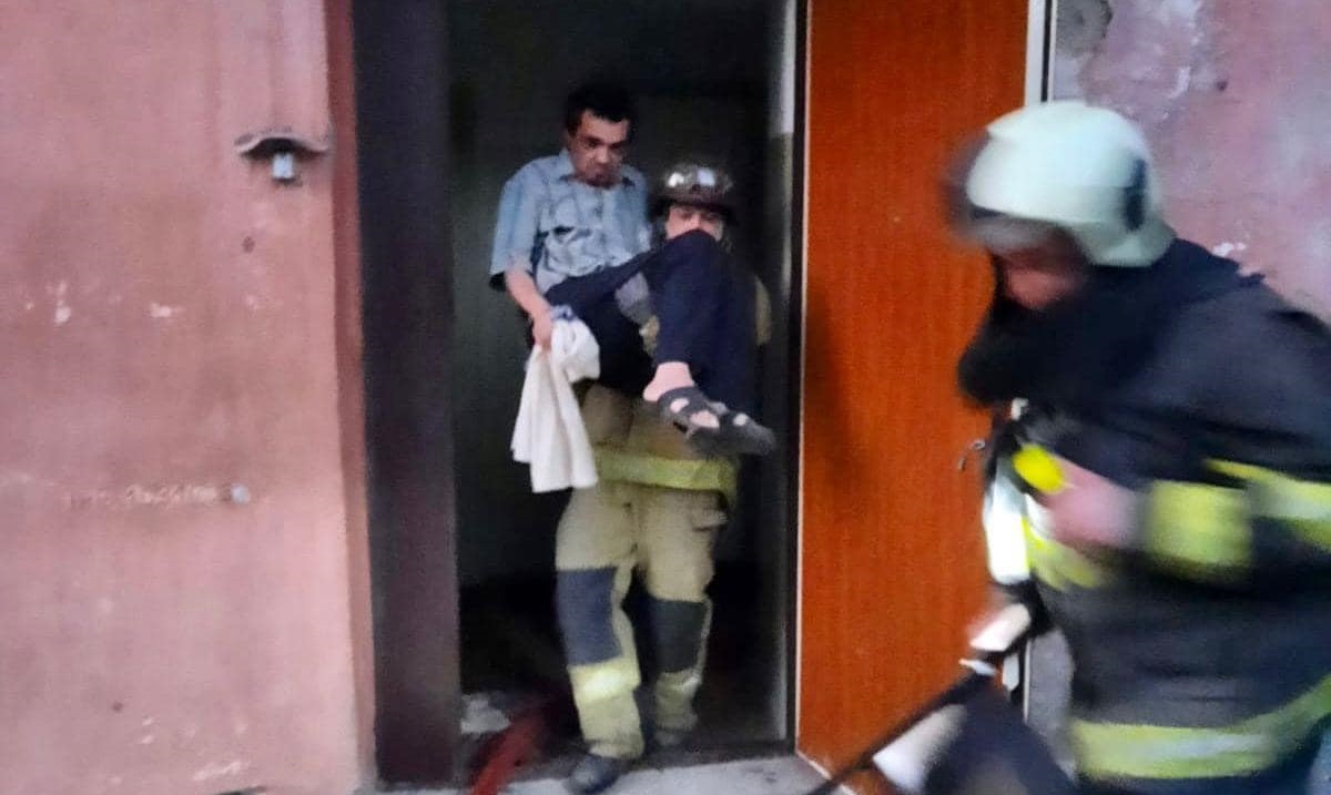 Пацієнтів Херсонської обласної психіатричної лікарні, яку вночі обстріляли росіяни, евакуювали у безпечне місце