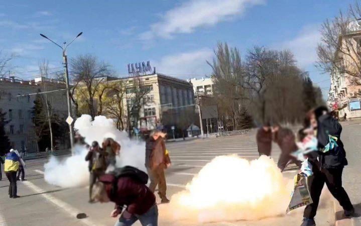 Правоохоронці скерували до суду обвинувачення проти російських окупантів, які розганяли проукраїнські мітинги у Херсоні
