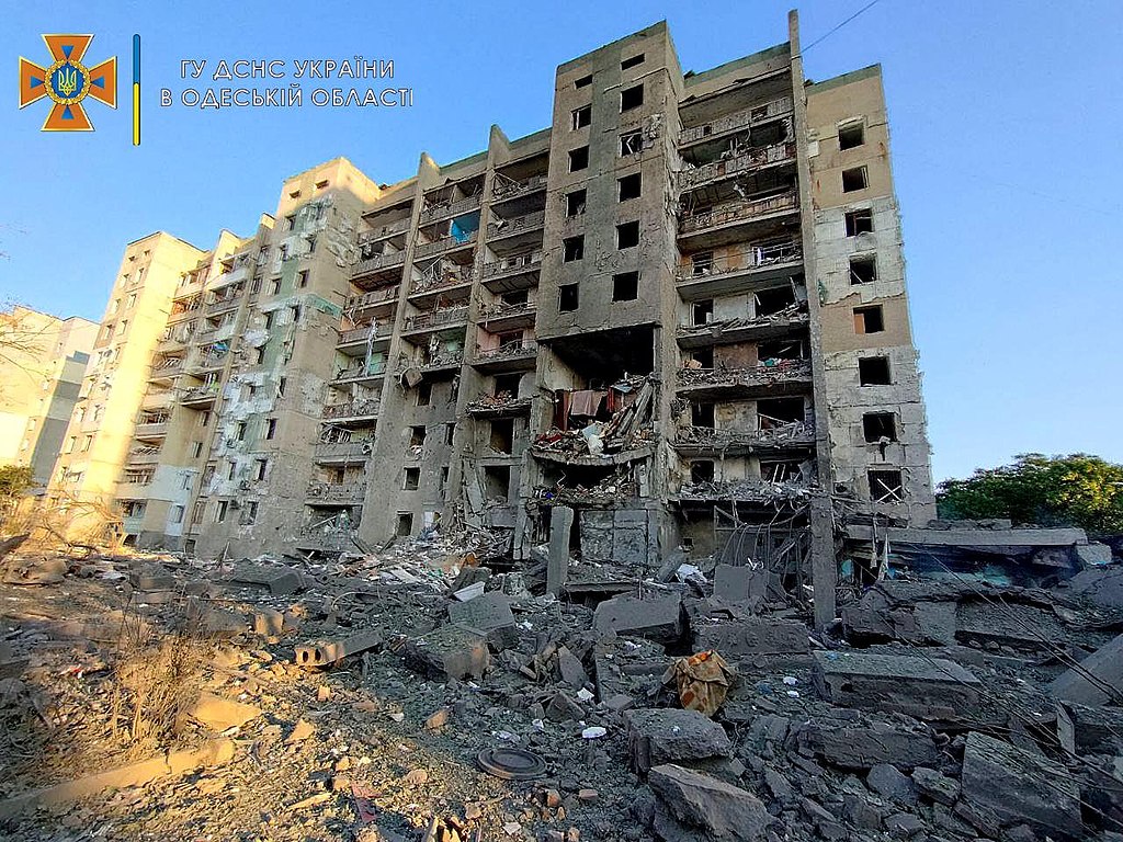Одним горе – іншим нажива: фірма, що відновлювала зруйновану ракетою 9-поверхівку на Одещині, привласнила частину коштів