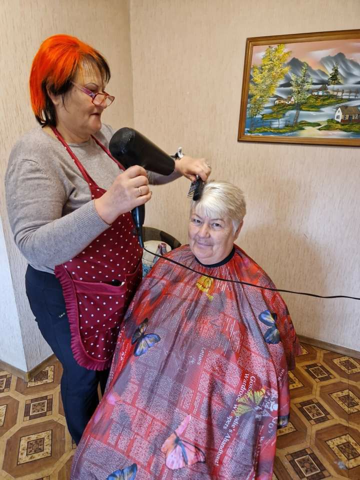Продукти, нові зачіски, прибрані городи та ремонт – така турбота про літніх у Миколаєві