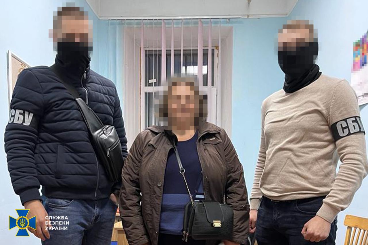 СБУ затримала двох колаборанток з окупаційного «управління соцполітики рф», яке діяло після захоплення Херсона
