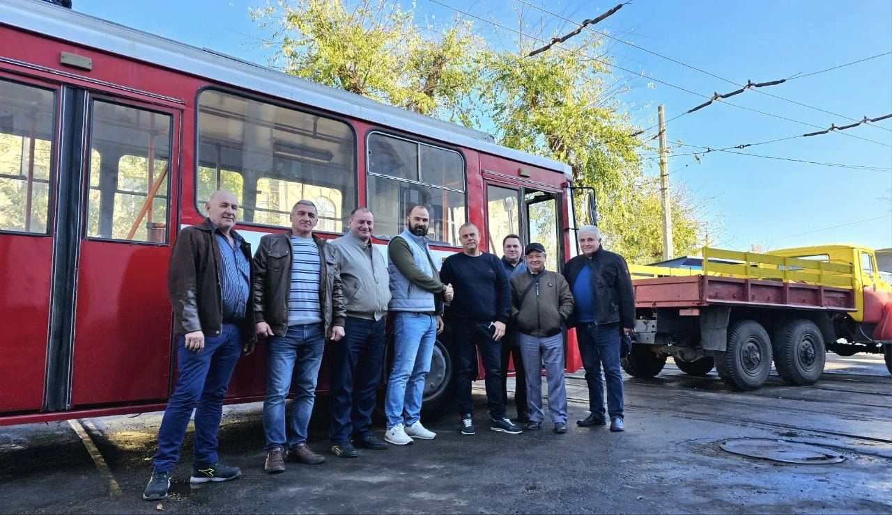 Миколаївці передали Херсону перший з обіцяних тролейбусів