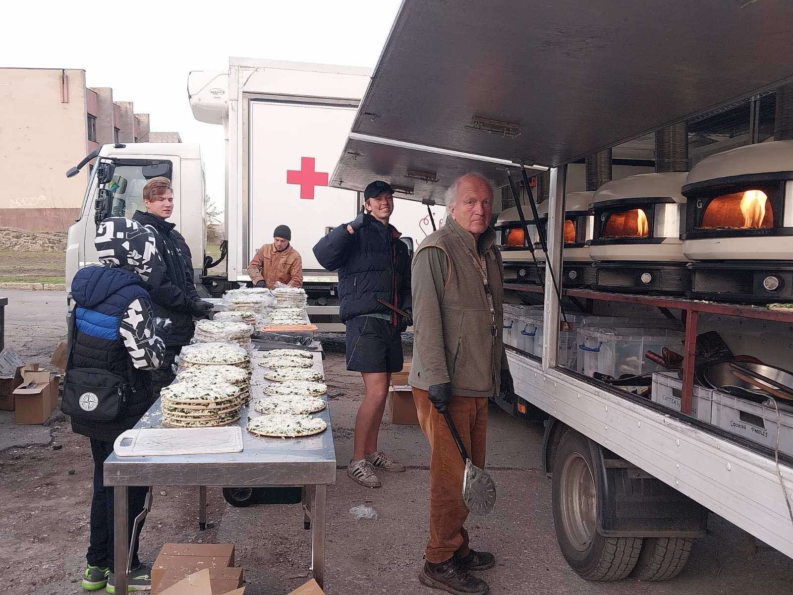Жителів віддалених населених пунктів Миколаївщини знову пригощають піцою (фото)