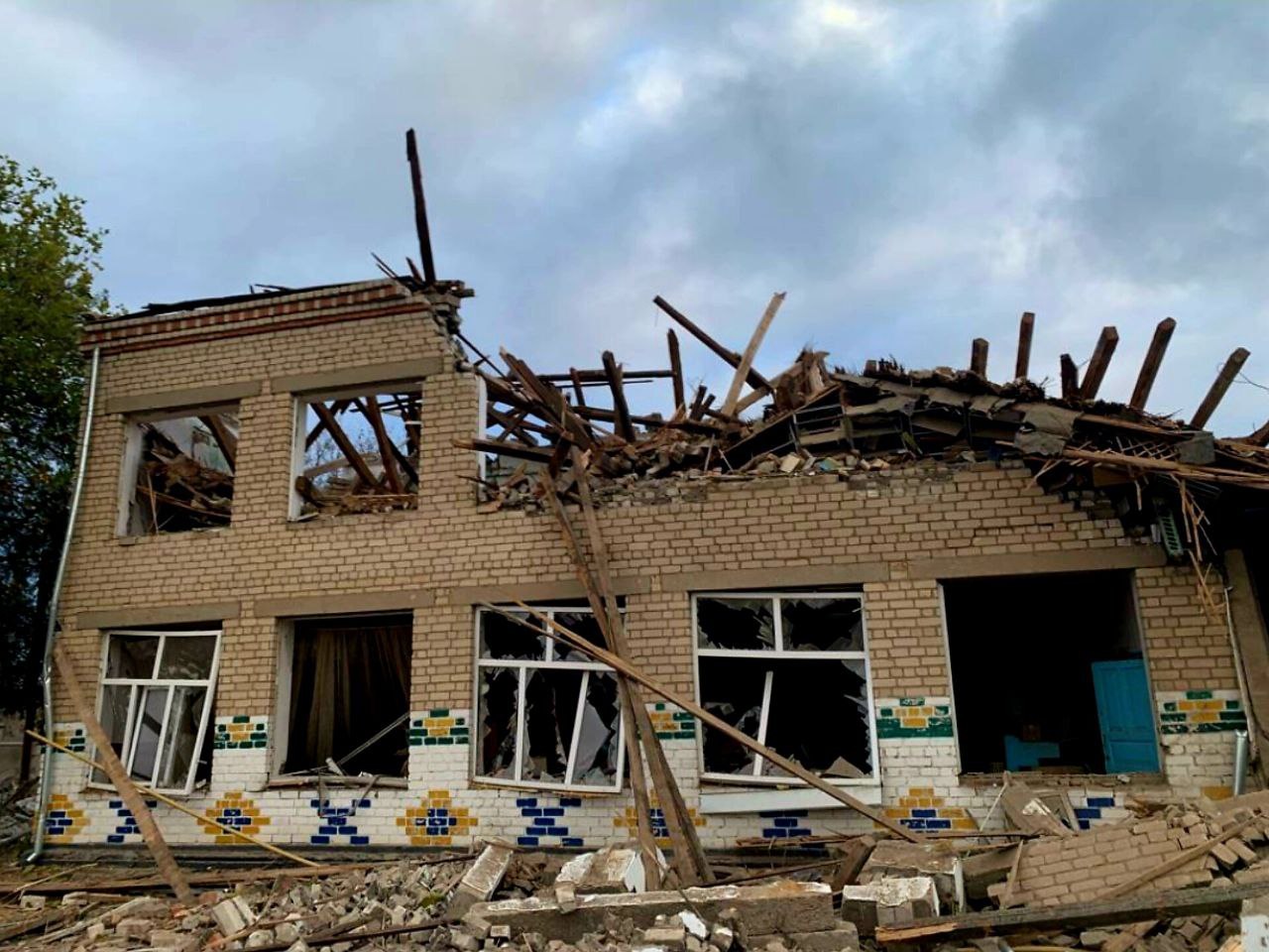 Окупанти розбили школу в Дарʼївській громаді (фото, відео)