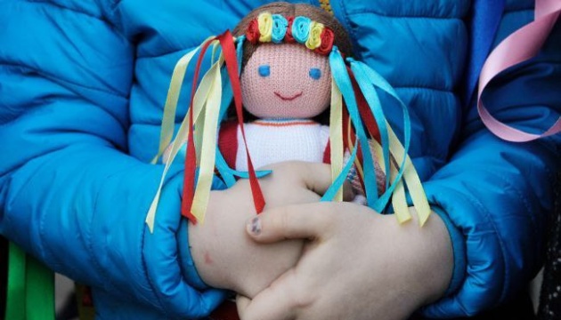 Знищення української ідентичності у викрадених росіянами дітей відбувається за чіткими методичками
