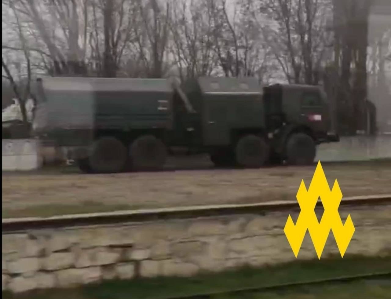 Партизани виявили в Криму величезну кількість техніки, яку окупанти готують перекинути на Херсонський напрямок