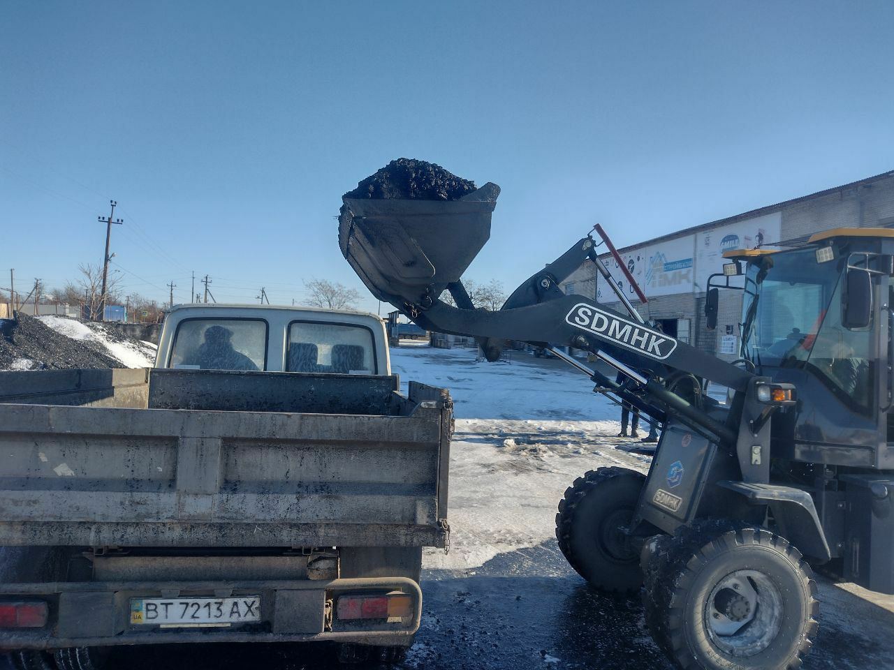 “Безкоштовне” вугілля в обмін на паспорт та гроші: яка ситуація з твердим паливом на лівобережжі Херсонської області
